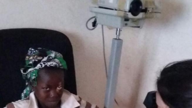 La voluntaria de Iluminafrica María Victoria Templado revisándole la vista a una paciente en la consulta del Chad.