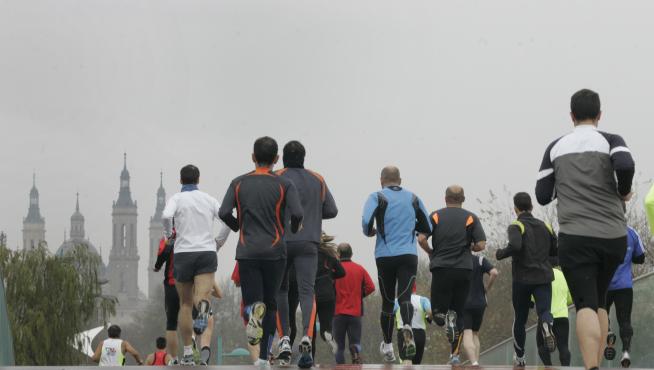 Un grupo de corredores desafían al frío en una prueba popular en Zaragoza.