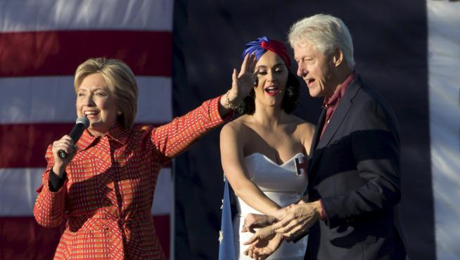 Bil Clinton baila con Katy Perry durante la intervención de Hillary Clinton en Iowa
