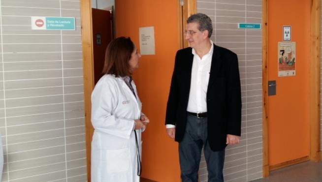 Celaya en su visita a las instalaciones sanitarias de Fraga.