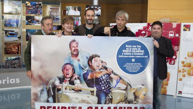 Los actores Luis Varela (i), Nacho Rubio (c), Carlos Sobera (2d) y Jorge Asín (d) y el director Gaizka Urresti (2i) posan con un cartel en la presentación de la película 'Bendita calamidad'