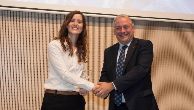 Belén Masiá recibe el premio de manos de Carlos Perdiguer, director de Márquetin de BSH Electrodomésticos España.