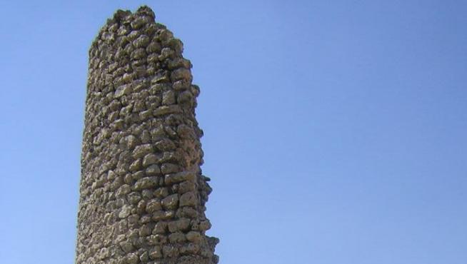 La atalaya, de planta circular y con 7,5 metros de altura y 5 metros de diámetro, solo conserva la mitad de su perímetro.