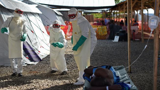Trabajadores sanitarios asisten a un paciente con ébola en un centro de tratamiento de Sierra Leona.