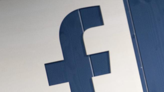 Fotografía de archivo del 17 de abril de 2015, que muestra el símbolo de Facebook en su sede en Hamburgo