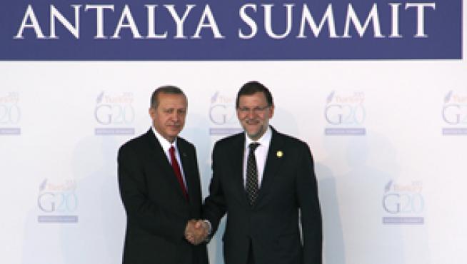 El presidente de Turquía Erdogan saluda al presidente del Gobierno Mariano Rajoy