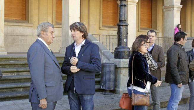 El presidente del Congreso de los Diputados, Jesús Posada, conversa con el alcalde de Soria, Carlos Martínez, durante el acto de repulsa de Soria.
