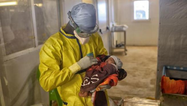 Nubia contrajo ébola de su madre, Mamasta, que murió doce días atrás. Es cuidada en el Centro de Tratamiento de MSF en Conakry por un sobreviviente de ébola que fue inmunizado.