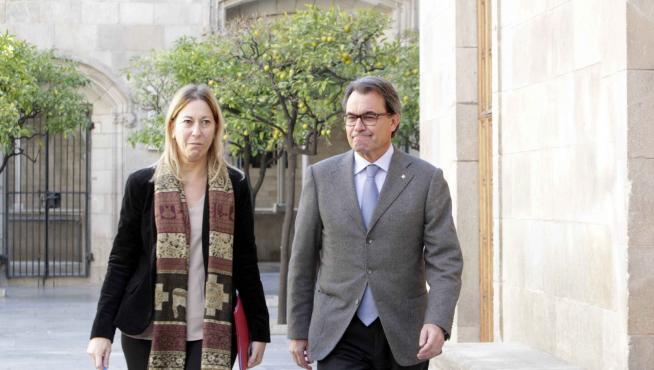 El presidente de la Generalitat en funciones, Artur Mas, a la derecha, junto a a la vicepresidenta del Govern y consellera de Bienestar Social y Familia, en funciones, Neus Munté