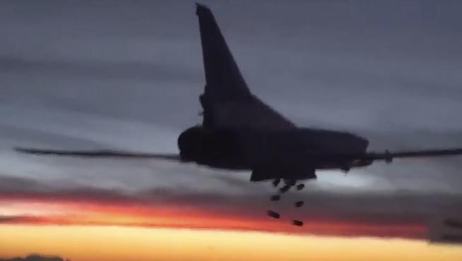 Captura de video facilitada por la página Web del Ministerio de Defensa ruso que muestra un bombardero ruso.