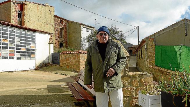Ángel Comas, el único de los 13 votantes de Salcedillo que vive en el pueblo todo el año.