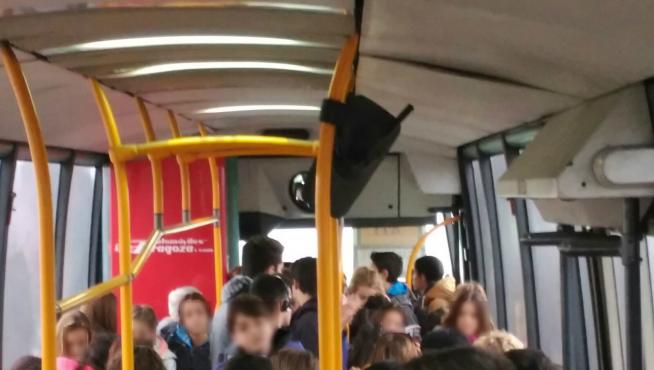El autobús Pastriz-Zaragoza con alumnos del IES Río Gállego, esta semana.