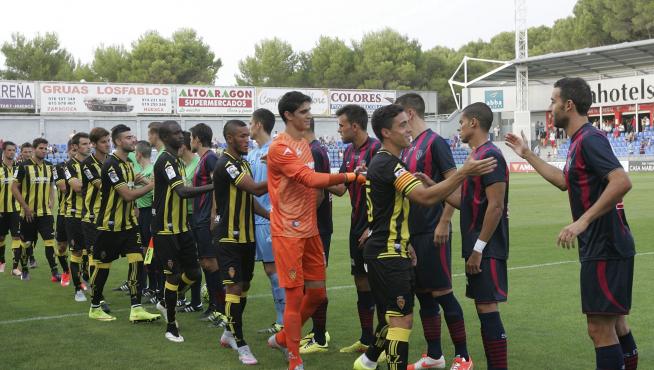 Los jugadores del Real Zaragoza y el Huesca se saludan, en el partido de pretemporada