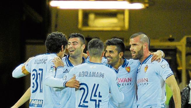 Los jugadores del Real Zaragoza celebran el gol que les dio la victoria en San Mamés.