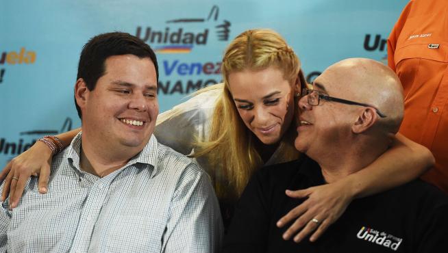 La esposa de Leopoldo López, Lilian, Lilian Tintori, con el presidente del MUD, Jesús 'Chuo' Torrealba y el exdiputado de la oposición venezolana Juan Carlos Caldera.