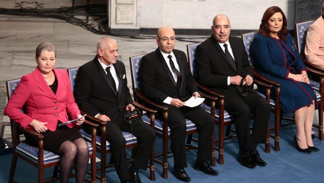 De izq a dcha: La presidenta del Comité del Nobel, Kaci Kullman, y los miembros del Cuarteto del Diálogo de Túnez; el secretario general de la Unión General de Trabajadores Tunecinos, Houcine Abassi; el presidente de la Asociación Nacional de Abogados, Mohamed Fadhel; el presidente de la Liga Tunecina de los Derechos Humanos, Abdessattar Ben Moussa, y la presidenta de la patronal UTICA, Wided Bouchamaoui asisten a la ceremonia de entrega del Premio Nobel de la Paz en Oslo