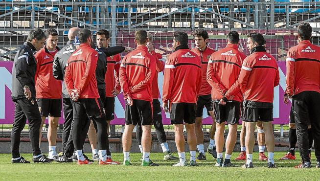 Los jugadores del Real Zaragoza rodean al cuerpo técnico en la charla previa al inicio del entrenamiento.