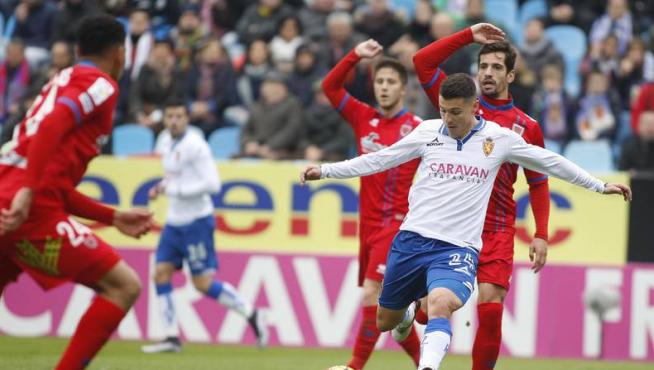 El Real Zaragoza frena su progresión