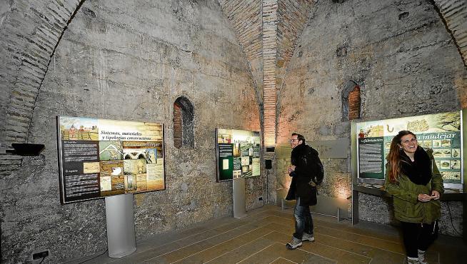 Dos turistas en la torre del Salvador, uno de los espacios incluidos en el proyecto 'Teruel, ciudad museo'.