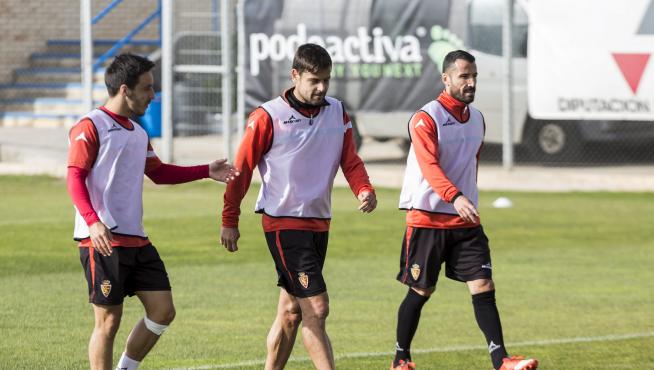Isaac, Dorca y Mario, durante un entrenamiento del Real Zaragoza