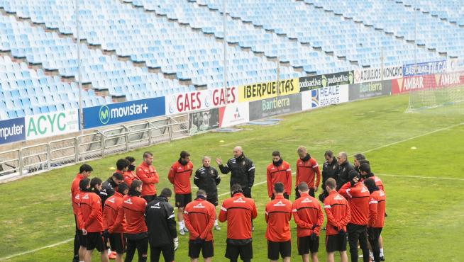 El equipo escucha a Ranko Popovic al inicio del entrenamiento de ayer en La Romareda.