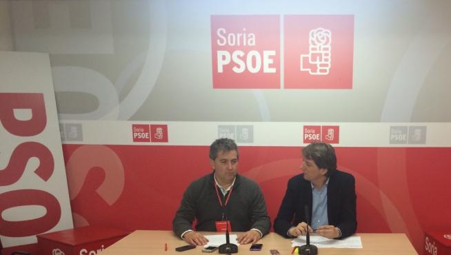 El secretario general del PSOE de Soria, Carlos Martínez (d), junto a Javier Antón, en rueda de prensa.