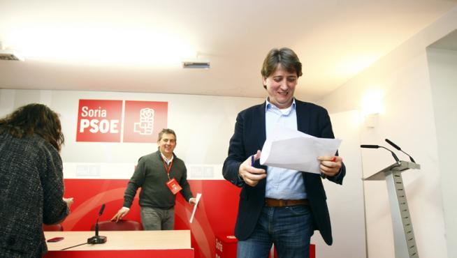 Carlos Martínez (d), junto Javier Antón, diputado electo, la noche electoral.