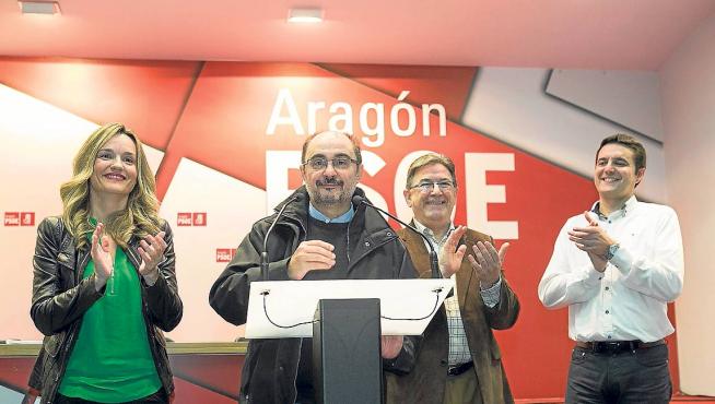 Javier Lambán se dirige a los simpatizantes socialistas en la noche de las elecciones.