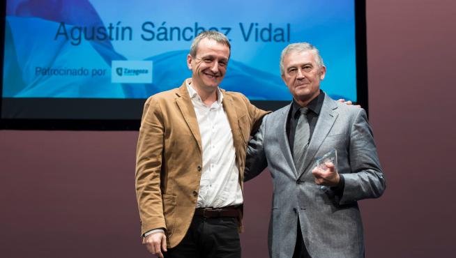 Sánchez Vidal recibió el premio de manos de Fernando Rivarés, concejal de Cultura del Ayuntamiento de Zaragoza.