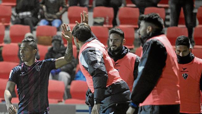 Machis recibe la felicitación del preparador Marcos Marcén tras su gol del domingo ante el Leganés.