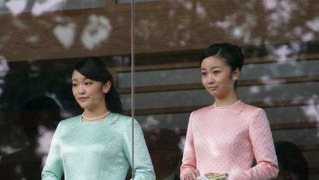 La princesa Kako, a la derecha, junto a su hermana Mako.