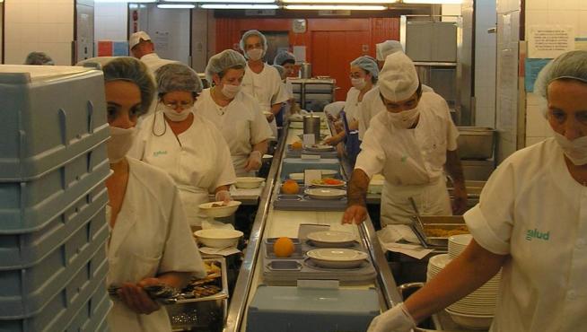 Los servicios de cocina de los hospitales aragoneses hacen un esfuerzo suplementario estos días para hacer que los pacientes se sientan como en casa.