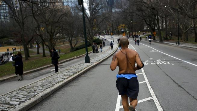 Un hombre corriendo sin camiseta en pleno diciembre