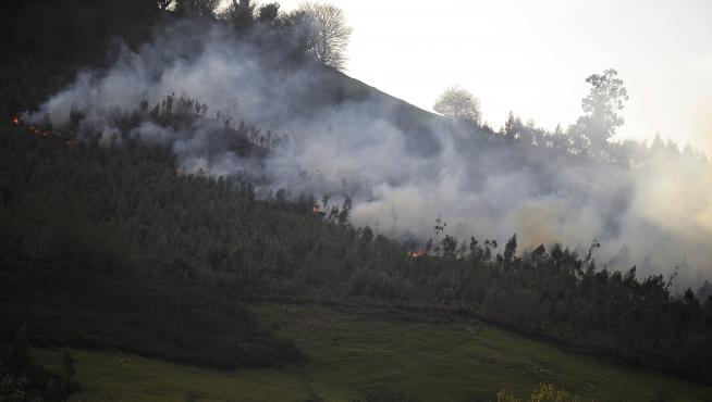 Incendios desatado en Aes (Cantabria).