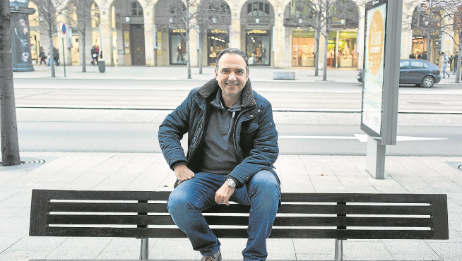 Andreu Casadevall, sentado ayer en un banco del paseo de la Independencia.
