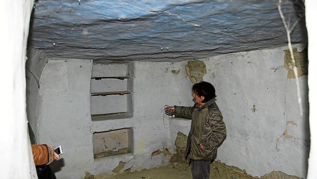 Rosa Gracia muestra las baldas colocadas en una habitación de una casa-cueva de Alcalá.