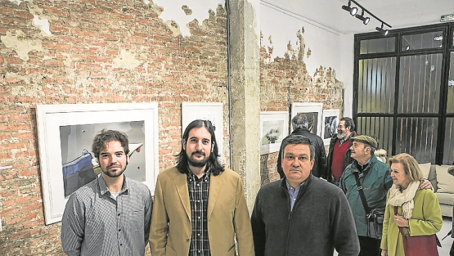 Tito Sanz, Jaime Sanjuán y Miguel Pérez, durante la inauguración de la exposición en la galería Kafell.