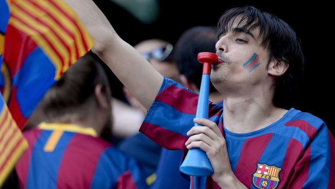 Un aficionado del Barça, durante la pitada al himno
