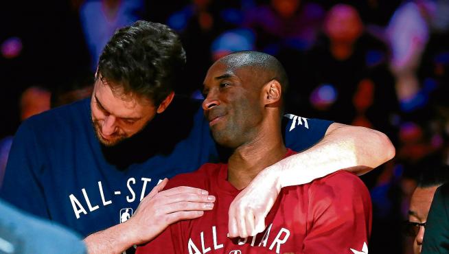 Pau Gasol abraza cariñosamente a Kobe Bryant en el homenaje que se le rindió al segundo en los preámbulos del All Star.