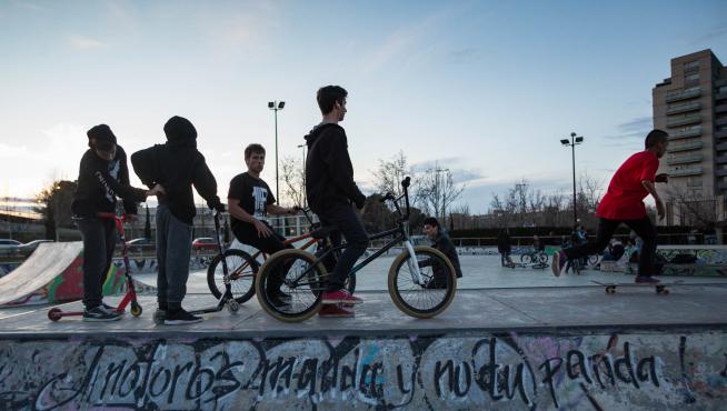 Unos chicos práctican en el skate park de Vía Hispanidad.