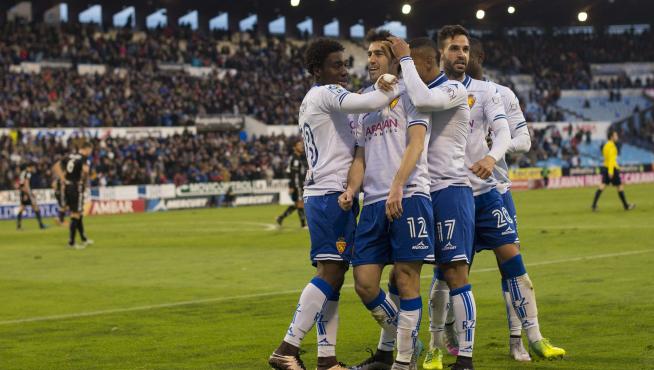 Los jugadores del Real Zaragoza celebran el gol de Lanzarote