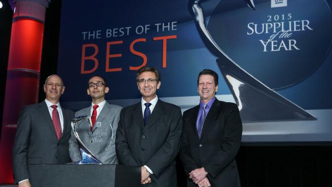 Paco Caro, director de Operaciones de CEFA, y Carlos Baratto, de Ingeniería de CEFA en el centro reciben  el premio de manos de Tom Macmillen y Robert Reuter, jefes de Compras de Interiores e Ingeniería de GM.