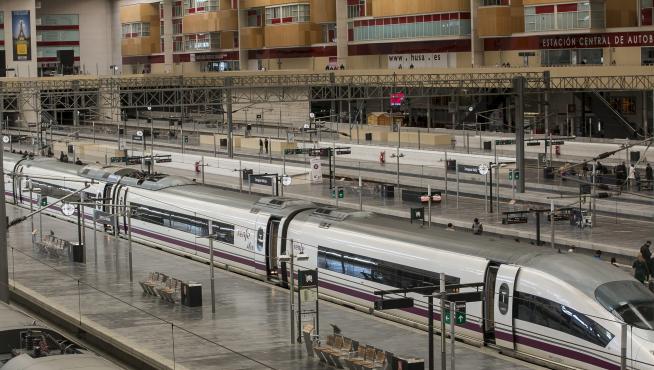 Varios trenes, en la estación de Delicias de Zaragoza.