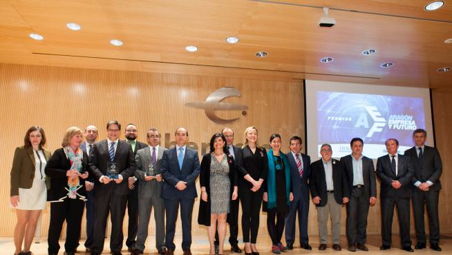 Los premiados, los finalistas y los organizadores de los premios 'Aragón, empresa y futuro' tras la entrega de las distinciones en Ibercaja, ayer en Zaragoza.