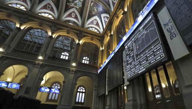 La Bolsa Española vuelve a niveles de finales de febrero tras caer el 2,44 %.