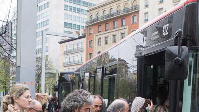 Usuarios del bus en Zaragoza