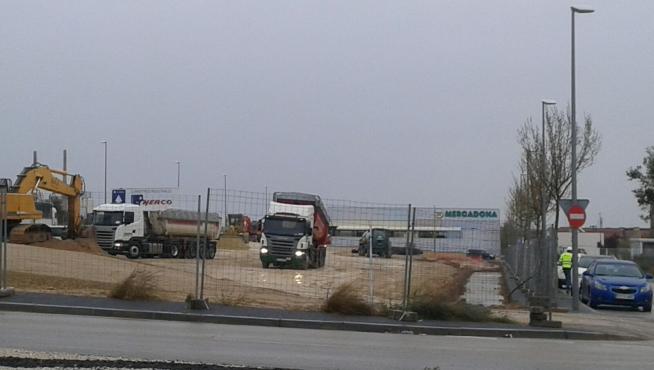 Obras de construcción del nuevo supermercado Lidl en Cuarte de Huerva, junto al Mercadona.