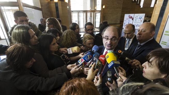 El presidente de Aragón habla con los medios tras su reunión con el ministro Soria.