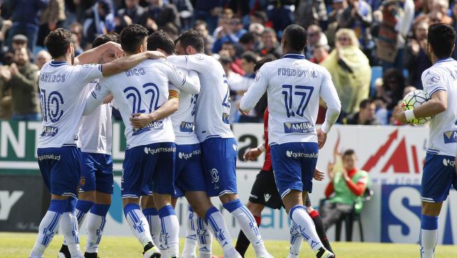 Los jugadores del Real Zaragoza celebran el gol de Dorca contra el Mallorca