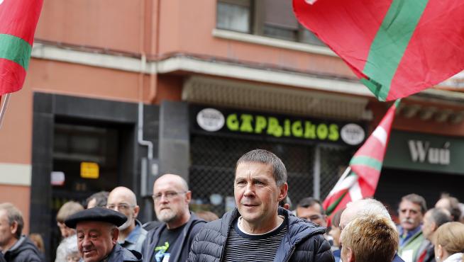 El líder de EH Bildu Arnaldo Otegi (c) en la manifestación de expresos y antiguos huidos de ETA